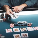 Simple ways to chơi poker and improve skills