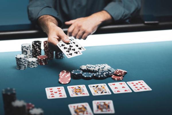 Simple ways to chơi poker and improve skills