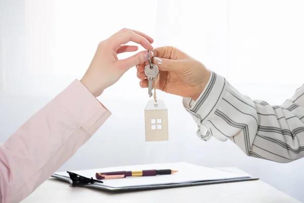 Key Advantages of Hiring an Apartment Rental Agency Today